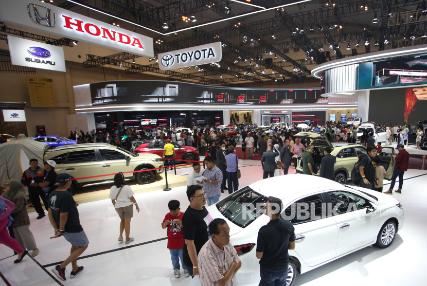 Pengunjung memadati ruang pamer kendaraan pada pameran otomotif Gaikindo Indonesia International Auto Show (GIIAS) 2023 di Serpong, Kabupaten Tangerang, Banten, GIIAS juga kini hadir di Bandung.