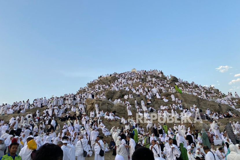 Jamaah dari berbagai dunia memenuhi Jabal Rahmah di Arafah, Sabtu (15/6/2024) pagi.
