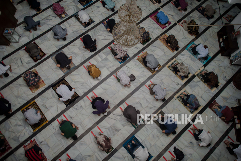 Kemenag: Sebagian Besar Masjid Di Jakarta Gelar Sholat Jumat. Foto: Jemaah melaksanakan shalat jumat dengan menerapkan jarak fisik pada hari pertama masa transisi pembatasan sosial berskala besar (PSBB) di Masjid Cut Meutia, Jakarta, Jumat (5/6). Masjid Cut Meutia kembali menggelar shalat jumat pertama setelah masa penguncian akibat COVID-19 dengan menerapkan protokol kesehatan seperti menggunakan masker, mencuci tangan, pengukuran suhu tubuh dan menjaga jarak fisik serta diisi hanya 50 persen kapasitas jemaah