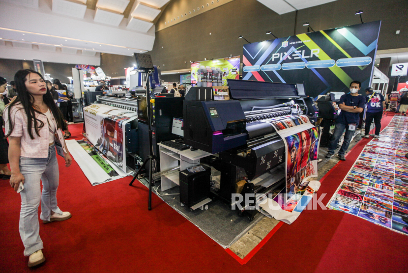 Pengunjung melihat mesin percetakan pada acara AllPrint Indonesia 2023 di JIEXPO Kemayoran, Jakarta, Kamis (12/10/2023). BFI Finance hadir pada acara AllPrint Indonesia 2023 untuk membantu pelaku usaha UMKM agar dapat meningkatkan produktivitas dan memberikan paket supplier bunga no persen, potongan biaya admin dan potongan biaya provisi.