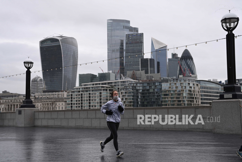  Pelari oleh Kota London di London, Inggris, 05 Januari 2021. Inggris telah memasuki penguncian nasional terberat sejak Maret untuk membantu membendung gelombang meningkatnya kasus penyakit coronavirus (COVID-19) di seluruh negeri. Perdana Menteri Inggris Boris Johnson mengumumkan pada 4 Januari malam bahwa akan ada penguncian nasional ketiga di Inggris. Peraturan tersebut, diharapkan akan tetap berlaku hingga pertengahan Februari, akan diajukan di parlemen pada 5 Januari dan akan dilakukan pemungutan suara pada 6 Januari.