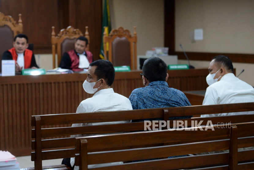 Tiga terdakwa kasus dugaan korupsi proyek penyediaan menara base transceiver station (BTS) 4G dan infrastuktur pendukung 1, 2, 3, 4, dan 5 Bakti Kementerian Komunikasi dan Informatika (kominfo) tahun 2020-2022 yaitu Galumbang Menak Simanjuntak (kiri), Mukti Ali (tengah) dan Irwan Hermawan (kanan)  menjalani sidang di Pengadilan Tipikor, Jakarta, Selasa (4/7/2023). Sidang tersebut beragendakan pembacaan dakwaan oleh Jaksa Penuntut Umum (JPU).