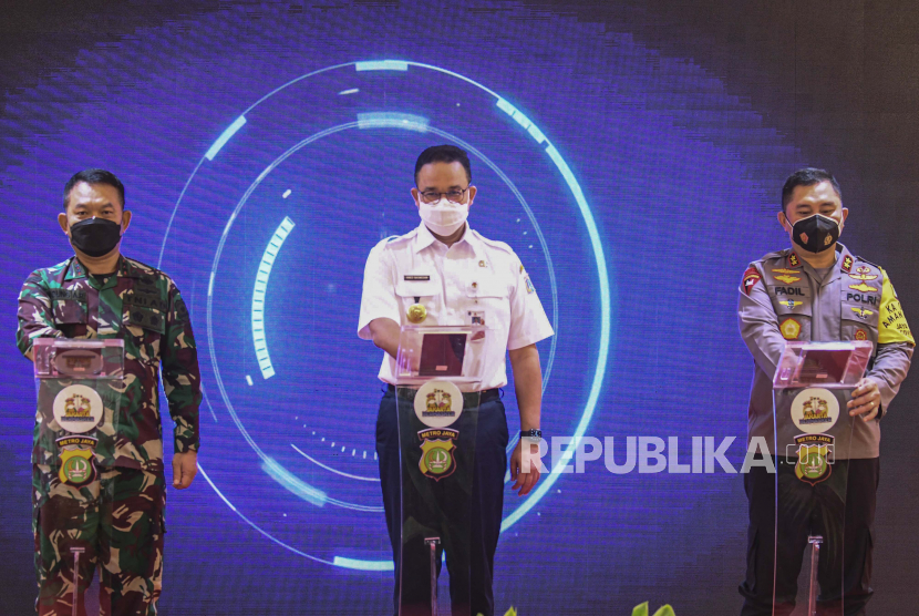 Gubernur DKI Jakarta Anies Baswedan (tengah), Kapolda Metro Jaya Irjen Fadil Imran (kanan), dan Pangdam Jaya Mayjen Dudung Abdurrahman saat peluncuran Logo Jakarta Bermasker di Mapolda Metro Jaya, Jakarta, Rabu (3/2/2021). 