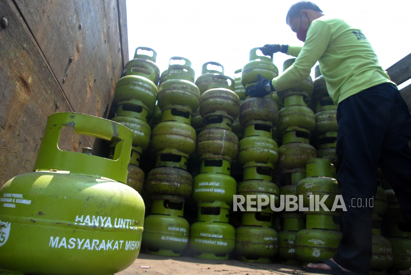 Pekerja mengangkat elpiji 3 kilogram ke atas truk, ilustrasi. Harga gas elpiji tiga kilogram di Wilayah Ciayumajakuning (Cirebon, Indramayu, Majalengka, Kuningan) naik.