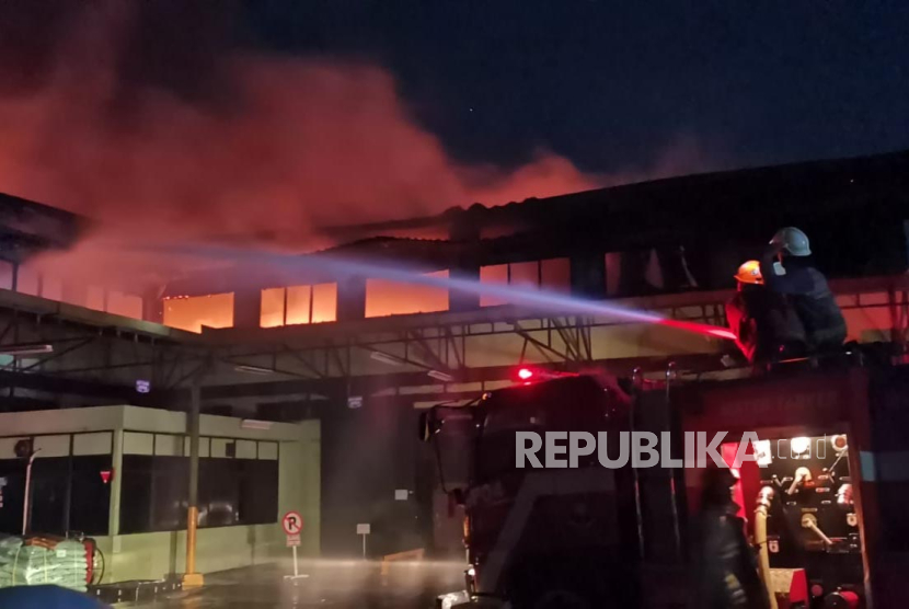 Kebakaran di Pabrik Sandal Porto Berlanjut Hingga Sabtu, Belasan Orang Terluka