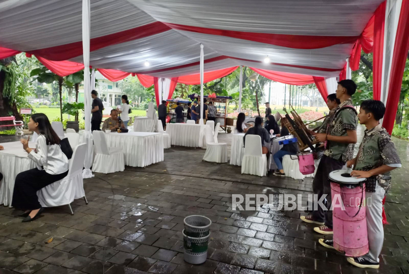 Suasana pencoblosan di TPS Taman Suropati, Menteng, Jakarta Pusat, Rabu (14/2/2024). TPS di Taman Suropati itu merupakan salah satu tempat yang dikunjungi KPU dalam program Indonesia Election Visit Program. 