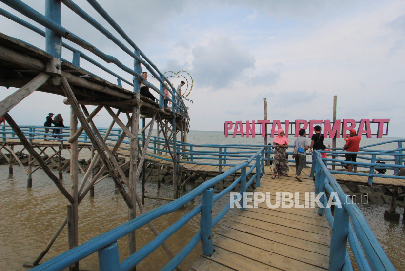 Pantai Rembat, salah satu tempat wisata di Indramayu, Jawa Barat.