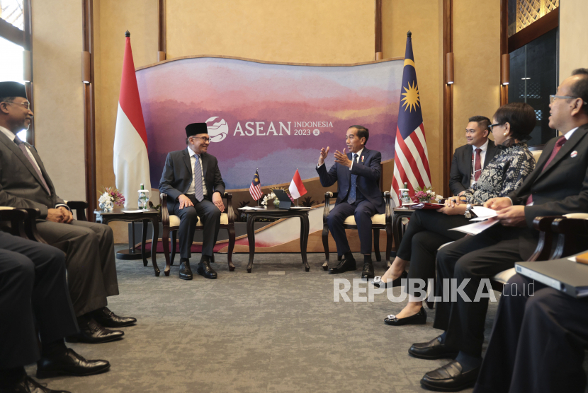  Presiden Joko Widodo (kanan) berbincang dengan Perdana Menteri Malaysia Anwar Ibrahim (kiri). Presiden Joko Widodo (Jokowi) akan memimpin seluruh pertemuan pada Konferensi Tingkat Tinggi (KTT) ke-42 ASEAN yang digelar di Hotel Meruorah, Labuan Bajo, Kabupaten Manggarai Barat, Nusa Tenggara Timur, Rabu (10/5/2023).