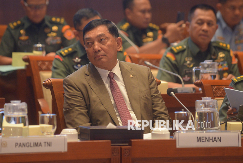 Menteri Pertahanan Sjafrie Sjamsoeddin bersiap mengikuti rapat kerja dengan Komisi I DPR RI di Kompleks Parlemen, Senayan, Jakarta Pusat, Senin (25/11/2025).