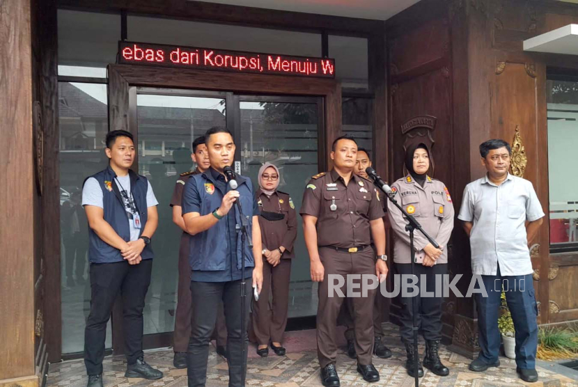Konferensi pers pelimpahan tersangka kasus pengaturan skor Liga 2 Indonesia ke Kejaksaan Negeri Sleman di Markas Polda DIY, Kamis (18/1/2024). 