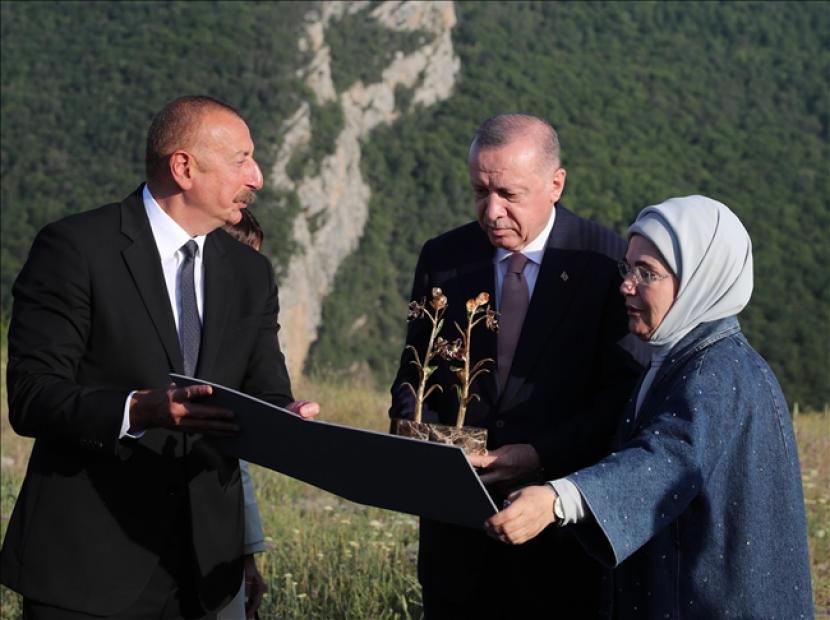 Sebelum konferensi pers bersama, Erdogan dan Aliyev juga menandatangani Deklarasi Shusha - Anadolu Agency