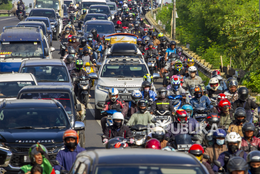 Sejumlah kendaraan yang didominasi pemudik melintas di jalur Pantura Karawang, Jawa Barat, Ahad (8/5/2022).  Pada H+5 Lebaran, arus lalu lintas di jalur Pantura Karawang menuju Jakarta terpantau padat. 