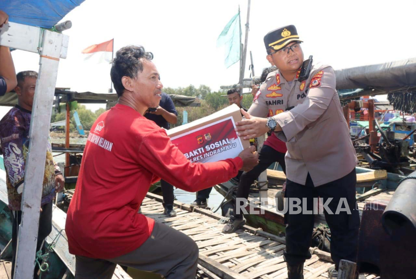 Kapolres Indramayu AKBP M Fahri Siregar menyalurkan bantuan paket bahan pokok kepada nelayan dan masyarakat di Desa Karangsong, Kecamatan Indramayu, Kabupaten Indramayu,Jawa Barat, Kamis (31/8/2023). 