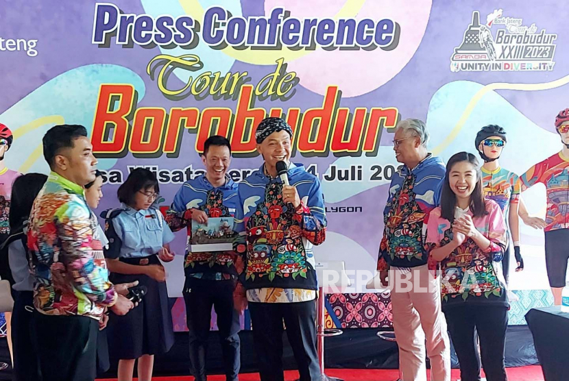 Gubernur Jawa Tengah, Ganjar Pranowo, bersama dengan Dirut Bank Jateng, Supriyatno (dua dari kanan) saat mengikuti pada Konferensi Pers bank Jateng- Tour de Borobudur.