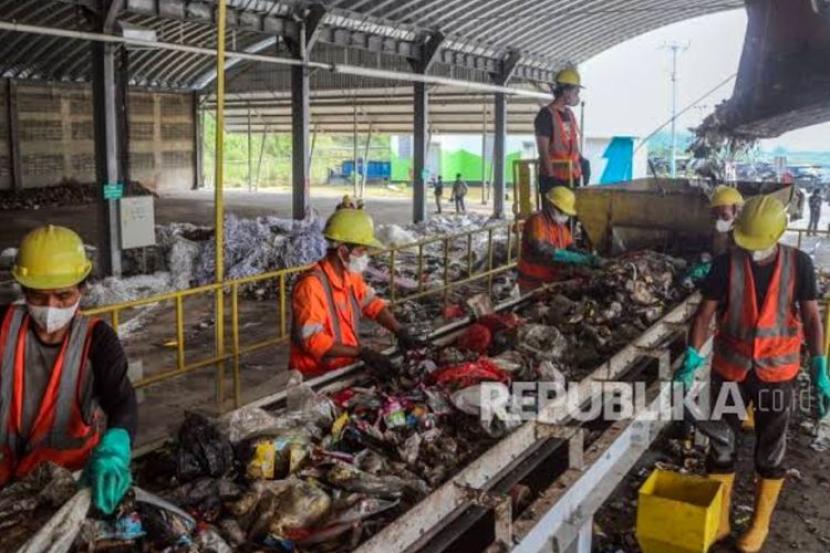 242 Ton Sampah dari Depok di Olah di TPPAS Lulut Nambo Bogor