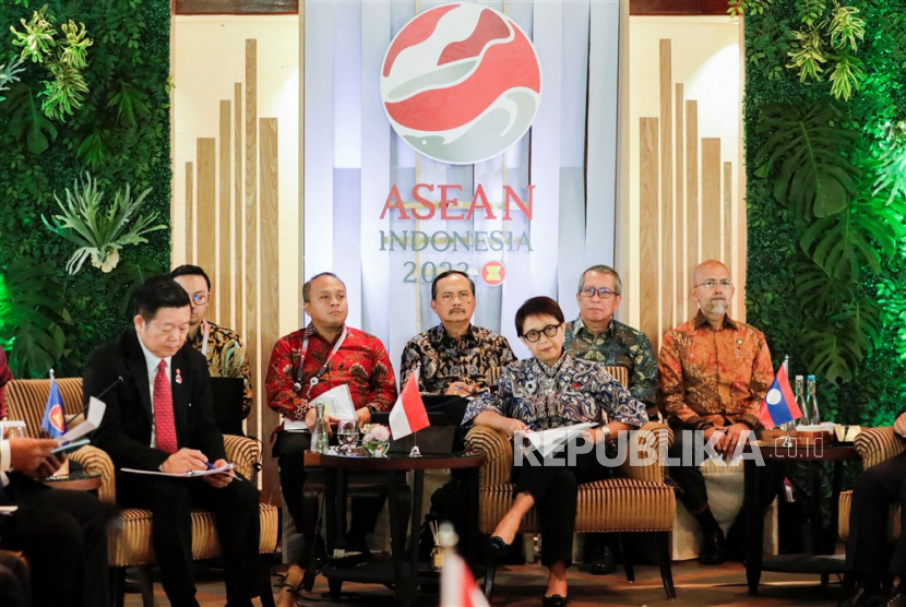 Indonesia’s Foreign Minister Retno Marsudi (3-R) delivers her opening remarks during a retreat session of the 56th Association of Southeast Asian Nations (ASEAN) Foreign Minister