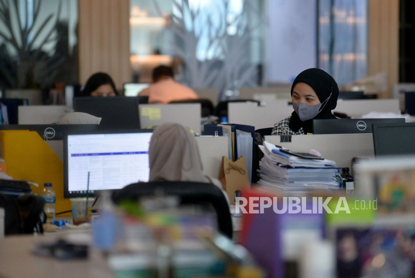 Karyawan melakukan aktivitas di pusat perkantoran, kawasan SCBD, Jakarta, Selasa (26/7/2022). Apindo keberatan terkait rencana Pemprov DKI yang akan atur jam kerja pegawai swasta. Ilustrasi.