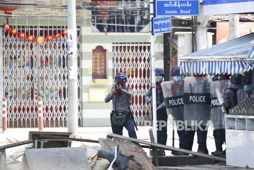  Seorang petugas polisi anti huru-hara Myanmar mengarahkan peluncur gas air mata untuk membubarkan pengunjuk rasa selama protes terhadap kudeta militer di Yangon, Myanmar, 03 Maret 2021. Menteri luar negeri Perhimpunan Bangsa-Bangsa Asia Tenggara (ASEAN) menyerukan penghentian kekerasan di Myanmar dalam pertemuan pada 2 Maret, ketika protes berlanjut di tengah meningkatnya ketegangan di negara itu antara pengunjuk rasa anti-kudeta dan pasukan keamanan.