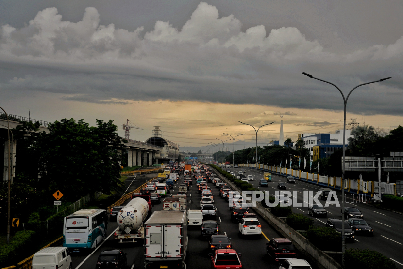 Pengendara mobil terjebak macet di jalan tol Jagorawi, Jakarta Timur (ilustrasi). PT Jasa Marga, Tbk memprediksi puncak arus mudik Lebaran tahun ini akan terjadi pada 29 April 2022 dan puncak arus balik diprediksi akan terjadi pada 8 Mei 2022.