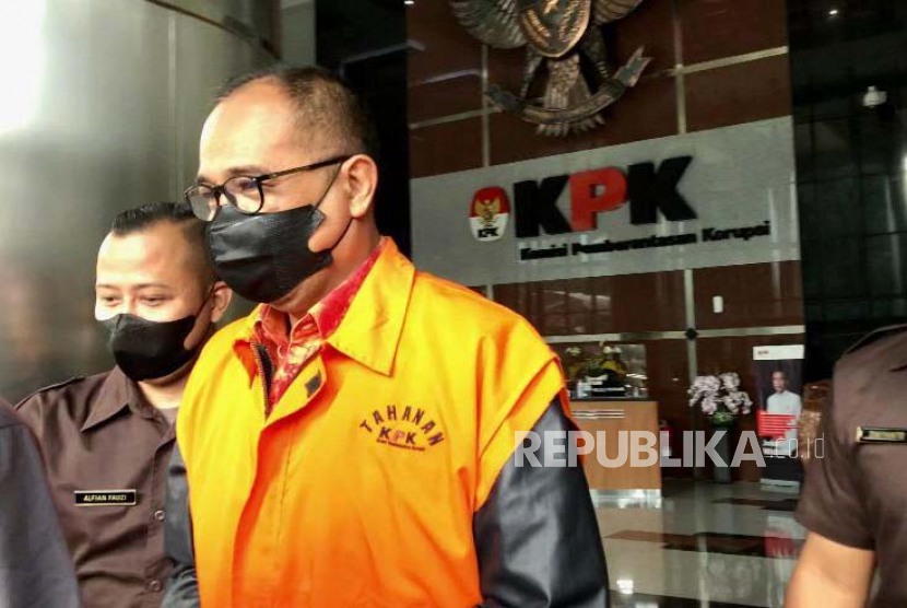 Eks pejabat Ditjen Pajak Kementerian Keuangan, Rafael Alun Trisambodo usai menjalani pemeriksaan di Gedung Merah Putih KPK, Jakarta Selatan, Senin (10/4/2023).