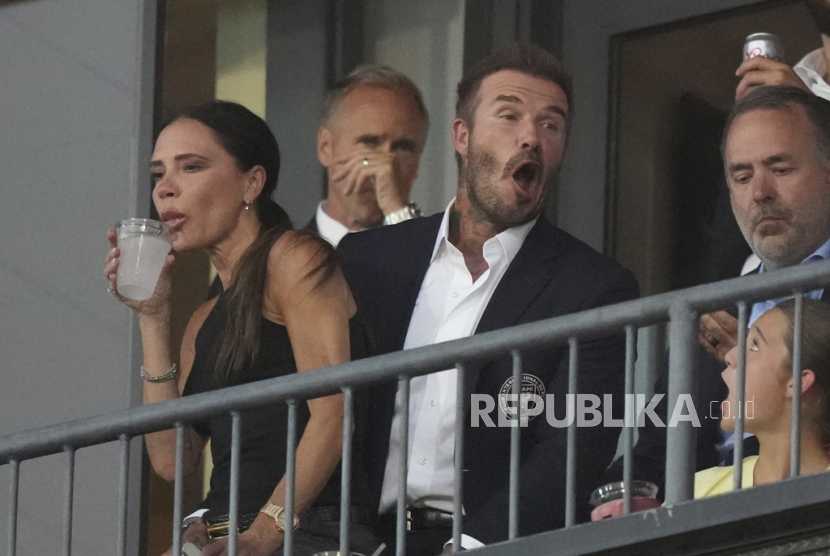 David Beckham (tengah) bercanda saat istrinya, Victoria Beckham saat pertandingan sepak bola Piala Liga antara Inter Miami dan FC Dallas  dalam pertandingan sepak bola Piala Liga di Frisco, Texas, AS, Senin, (7/8/2023)WIB.