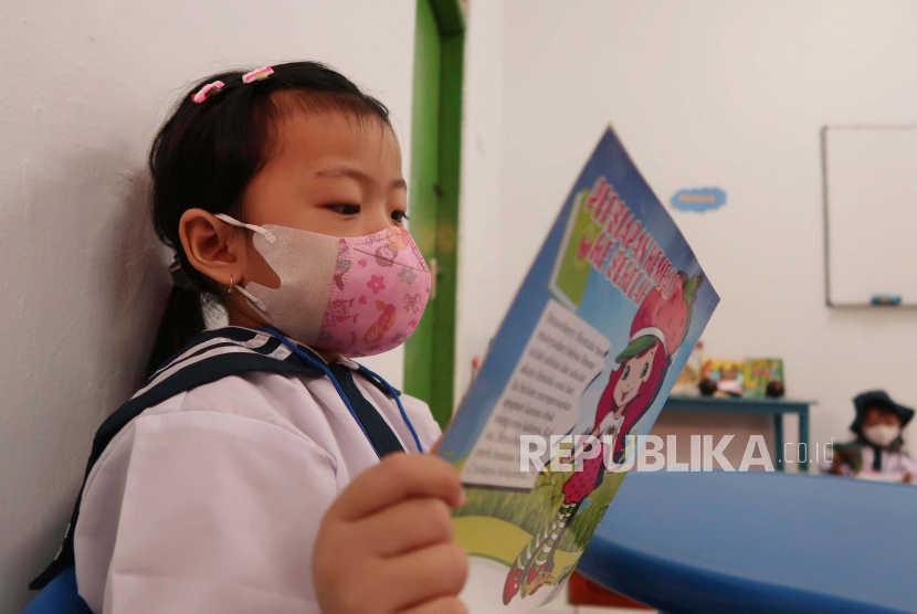 Seorang anak tampak belajar membaca di dalam kelas pada hari pertama masuk sekolah di TK Inklusi Bhakti Siwi, Sunter Jaya, Jakarta, Senin (18/7/2022). Tes calistung tidak lagi menjadi syarat masuk SD.