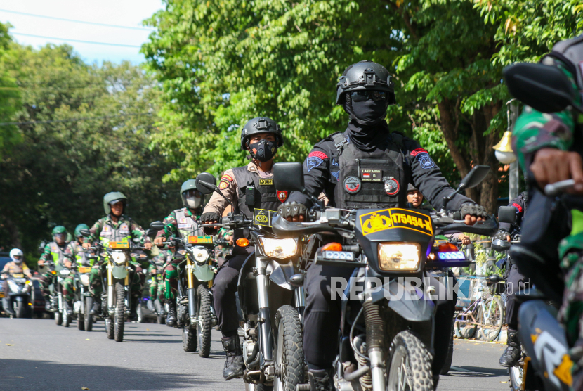 Anggota TNI-Polri melaksanakan Patroli Gabungan di Banyuwangi, Jawa Timur. Poltracking Indonesia meramalkan Jatim menjadi provinsi penentu di Pilpres 2024.