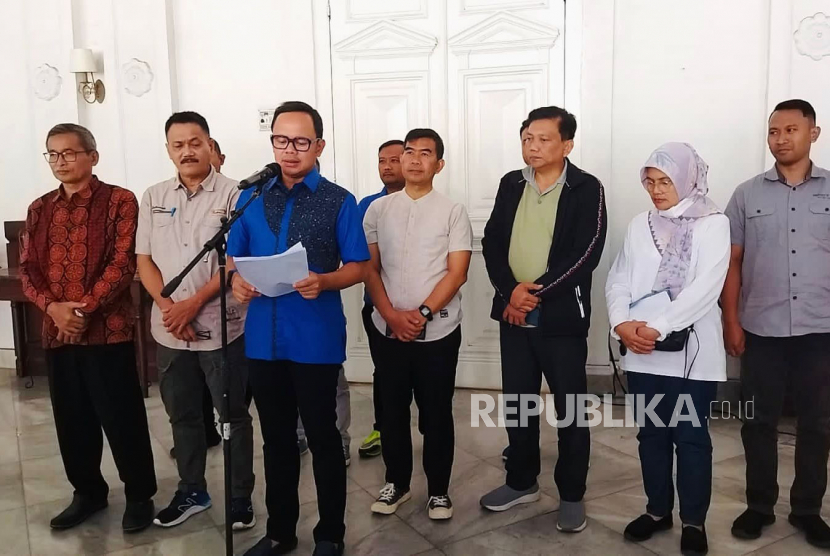 Wali Kota Bogor, Bima Arya Sugiarto, berbicara dalam konferensi pers terkait investigasi Penerimaan Peserta Didik Baru (PPDB) di Kota Bogor yang sedang bermasalah, Ahad (9/7/2023). 