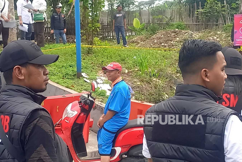 Yosep Hidayah menuju rumah, tempat mengeksekusi korban di Jalancagak, Subang dalam proses rekonstruksi, Rabu (22/11/2023). 