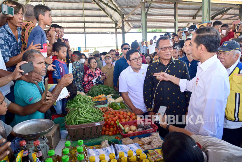 Presiden Joko Widodo (Jokowi) mengecek sejumlah harga kebutuhan pokok di Pasar Danga, Kabupaten Nagekeo, Nusa Tenggara Timur (NTT), Selasa (5/12/2023). 
