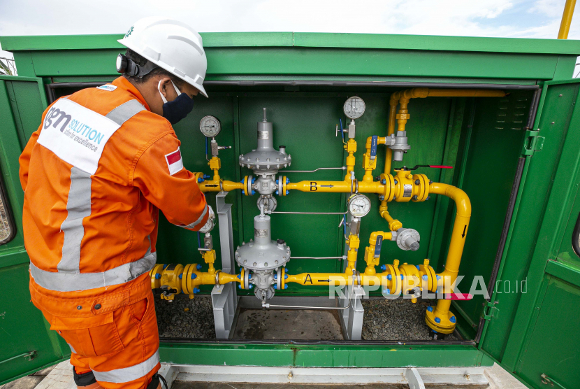 Petugas PT PGN melakukan pengecekan rutin stasiun pengaturan tekanan gas jaringan gas (jargas). (ilustrasi)