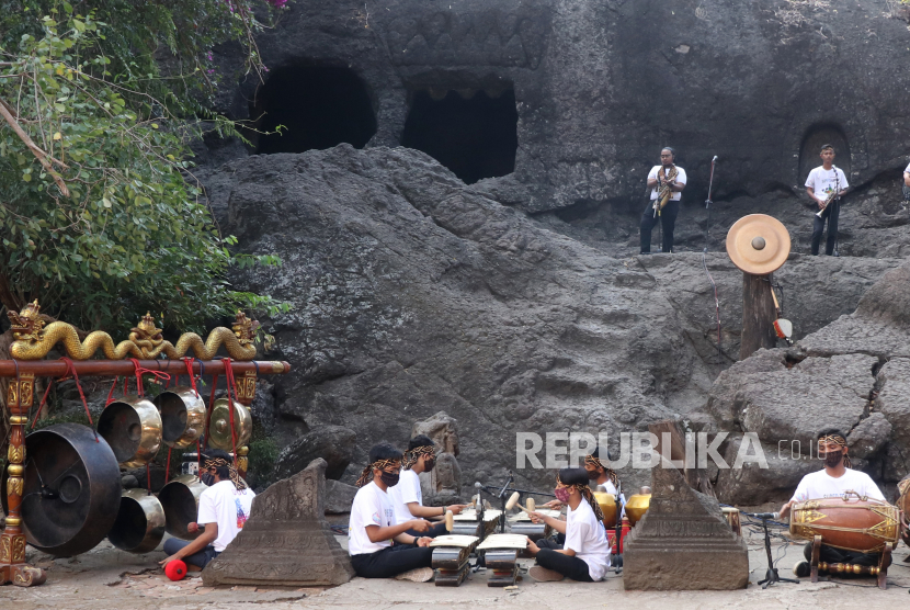 Pelajar dari sanggar Gamelan Guntur memainkan musik di kawasan wisata Gua Selomangleng, Kota Kediri, Jawa Timur, Rabu (30/9/2020). Pentas musik kontemporer yang dipadukan dengan gamelan tersebut disiarkan secara virtual sebagai upaya pemerintah daerah setempat mempromosikan wisata Gua Selomangleng. 