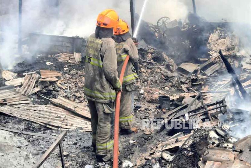 Gudang sol sepatu dan rongsok serta beberapa rumah di Jalan Cibaduyut, Kecamatan Bojongloa Kidul, Kota Bandung ludes terbakar, Kamis (19/10/2023) siang. 