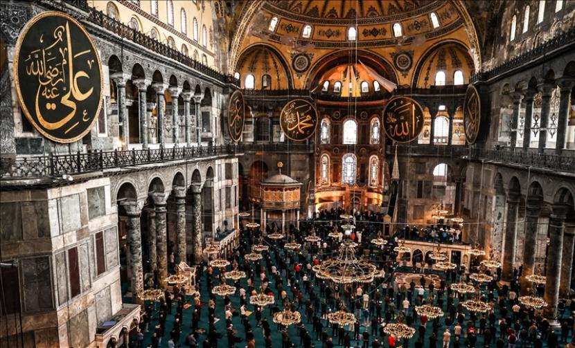 Proyek restorasi Masjid Hagia Sophia, ikon Kota Istanbul, menggunakan teknik paling canggih, sehingga dijadikan acuan bagi dunia.