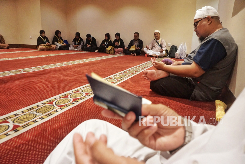 Ilustrasi Muslim beribadah sambil melaksanakan Puasa Arafah.