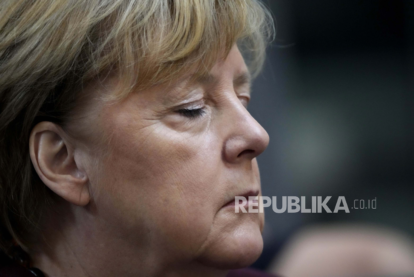 Kanselir Jerman Angela Merkel memejamkan mata saat sesi pleno pertama parlemen Jerman Bundestag setelah pemilihan, Berlin, Selasa, 26 Oktober 2021. Merkel menggugah warganya untuk mau divaksinasi di tengah terpaan gelombang empat Covid-19.