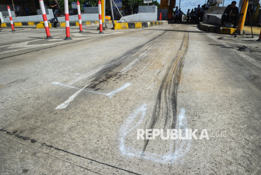 Suasana di lokasi Tempat Kejadian Perkara (TKP) kecelakaan beruntun di Gerbang Tol Ciawi 2, Bogor, Jawa Barat, Rabu (5/2/2025). Polisi mengungkapkan dugaan penyebab kecelakaan enam kendaraan beruntun di Gerbang Tol Ciawi 2 yang menewaskan 8 orang dan belasan orang luka-luka pada Selasa (4/2/2025) sekitar pukul 23.30 WIB diduga akibat rem truk tronton pembawa galon blong. Mereka saat ini masih melakukan masih melakukan penyelidikan. Korban meninggal dunia maupun luka-luka langsung dilarikan ke Rumah Sakit Umum Daerah (RSUD) Ciawi untuk menerima penanganan.