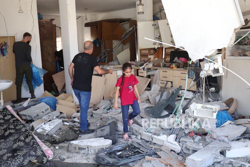 Warga Palestina memeriksa kerusakan di sebuah rumah usai serangan Israel di desa Kafr Dan dekat kota Jenin, Tepi Barat, 12 Juni 2024.