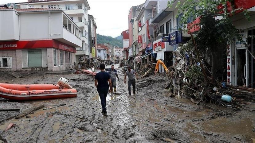 Presiden Erdogan memberikan dukungan kepada penduduk yang terdampak banjir.