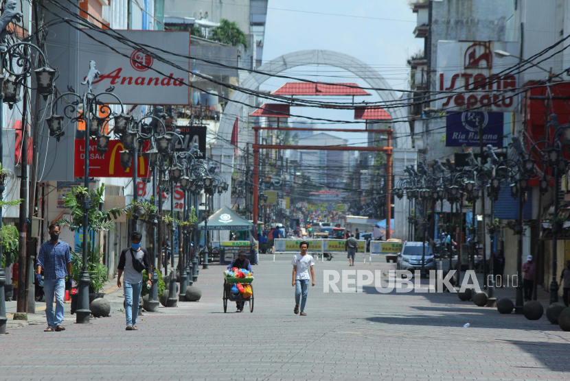 Pusat perbelanjaan Dalem Kaum, di Kota Bandung, saat Ramadhan biasanya selalu padat pengunjung, Ramadhan kali ini sepi dan toko-toko ditutup, Kamis (30/4). Hal ini dilakukan sebagai realisasi penerapan atuaran pemerintah Pembatasan Sosial Berskala Besar (PSBB) untuk memutus penyebaran Covid-19