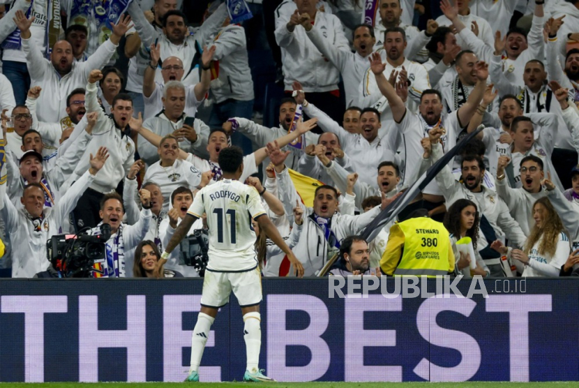 Striker Real Madrid Rodrygo merayakan setelah mencetak gol 4-0 dalam pertandingan sepak bola LaLiga Spanyol antara Real Madrid dan Valencia CF, di Madrid, Spanyol tengah, Ahad (12/11/2023) dini hari WIB.