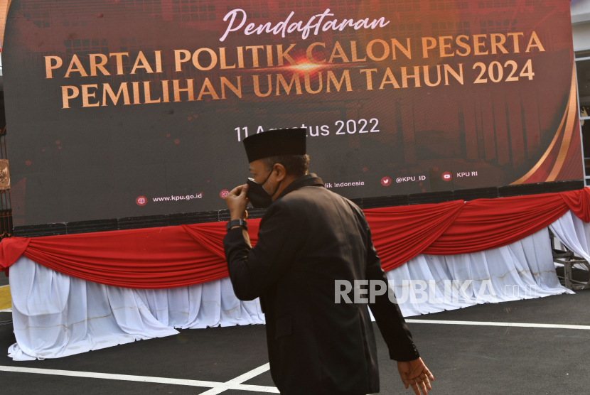 Warga melintas layar digital pendaftaran Partai Politik Calon Peserta Pemilu 2024 di Kantor KPU, Jakarta, Kamis (11/8/2022). (ilustrasi)