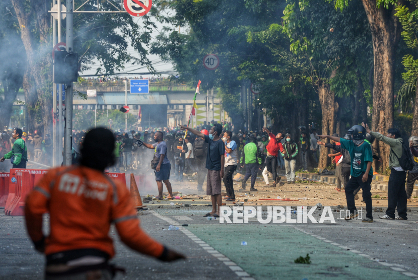 Sejumlah pengunjuk rasa terlibat bentrokan dengan personel Brimob di depan Markas Komando Brimob Polda Metro Jaya, Kwitang, Jakarta, Jumat (29/8/2025). Aksi tersebut menuntut pengusutan kasus penabrakan pengemudi ojek online oleh mobil rantis Brimob.