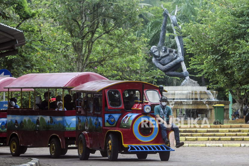 Mobil wisata mengantarkan pengunjung di Taman Margasatwa Ragunan, Jakarta, Senin (28/2/2022). Tempat wisata di Jakarta ramai dikunjungi warga saat libur Isra Miraj 2022. Republika/Putra M. Akbar