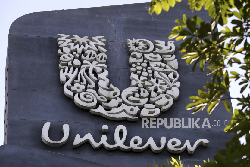 Logo Unilever di kantor pusat PT Unilever Indonesia Tbk di Tangerang, Banten, Selasa (20/11/2021).