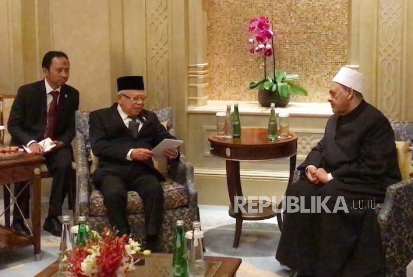 Wapres RI Maruf Amin saat pertemuan dengan Grand Sheikh Al-Azhar Prof Ahmad Muhammad Ath-Thayeb di Abu Dhabi, Senin (5/2/2024)