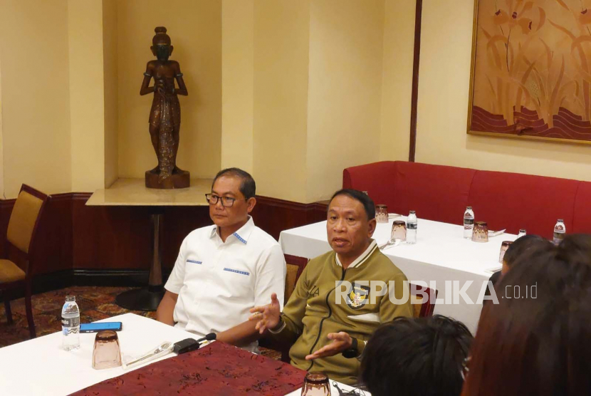 Waketum PSSI Zainudin Amali saat menemui Timnas Indonesia U-20 di Hotel Sultan, Jakarta, Kamis (30/3/2023).