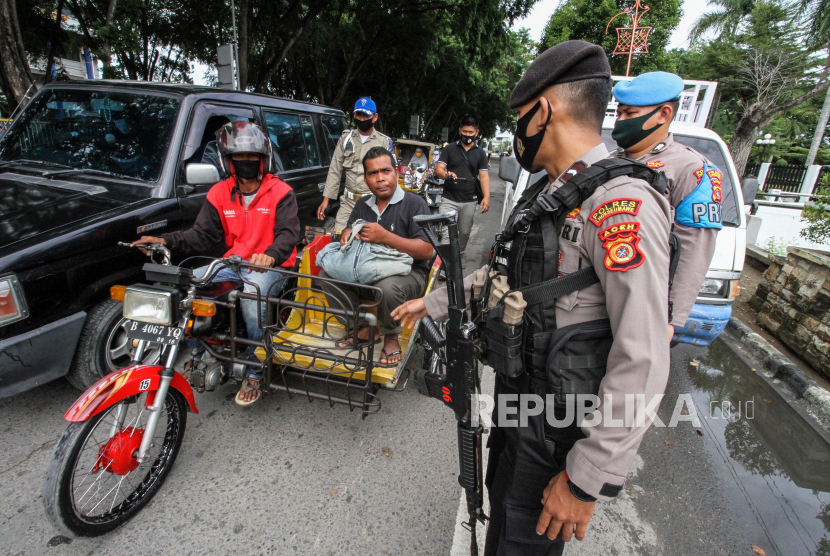 Petugas gabungan menjaring warga yang terjaring tidak memakai masker dalam Operasi Yustisi Protokol COVID-19 di Lhokseumawe, Aceh, Sabtu (26/9). 