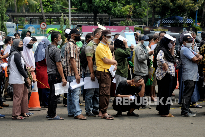 Warga mengantre saat melakukan registrasi untuk mendapatkan tiket mudik gratis di Markas Polda Metro Jaya, Semanggi, Jakarta Selatan, Jumat (22/4/2022).