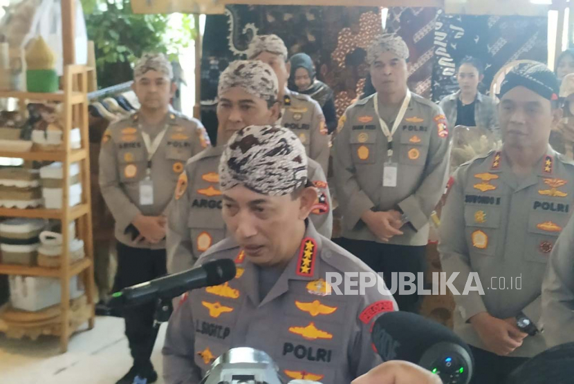 Kapolri Listyo Sigit Prabowo menyampaikan keterangan kepada media usai menutup Rapat Kerja Teknis (Rakernis) Logistik Polri 2023 di The Alana Hotel, Sleman, Jumat, (3/3). 